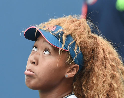 女子シングルス2回戦でポイントを奪われ、垂れ下がった髪を見つめる大坂（撮影・菅敏）＝2016年8月31日