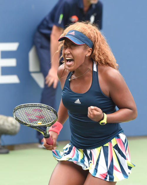 女子シングルス2回戦でから段瑩瑩からポイントを奪い、雄たけびを上げる大坂（撮影・菅敏）＝2016年8月31日