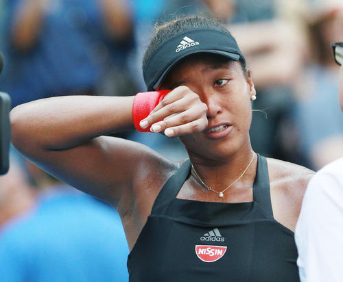 女子シングルス4回戦でサバレンカを破り8強入りし、涙ぐむ大坂（共同）2018年９月３日