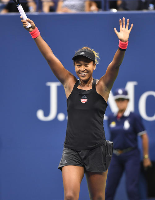 女子シングルス準決勝でキーズに勝利し、笑顔で両手を上げる大坂（撮影・菅敏）2018年9月6日
