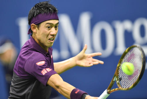 男子シングルス準決勝でジョコビッチと対戦し、リターンする錦織（撮影・菅敏）