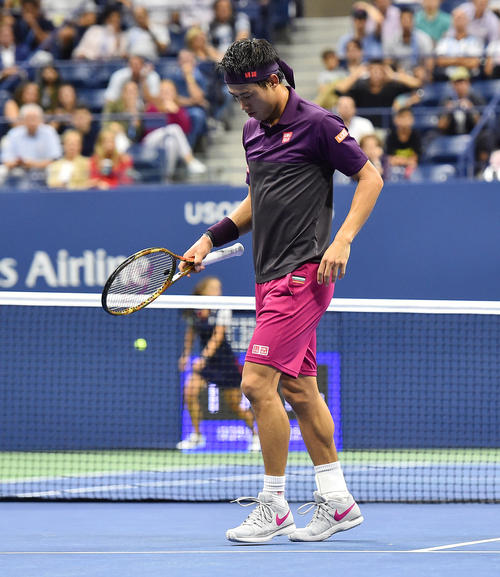 ジョコビッチとの男子シングルス準決勝の第1セットで足を気にする錦織（撮影・菅敏）
