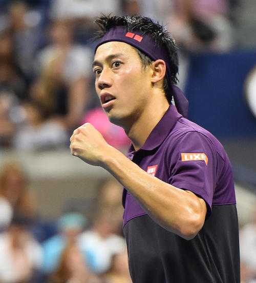 男子シングルス準決勝でジョコビッチと対戦し、ポイントを奪いガッツポーズを見せる錦織（撮影・菅敏）