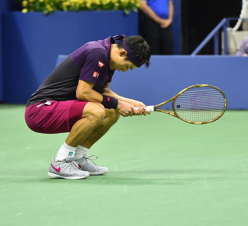 男子シングルス準決勝でジョコビッチと対戦し、ポイントを奪われ、座り込む錦織（撮影・菅敏）