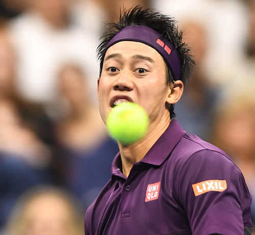 男子シングルス準決勝でジョコビッチと対戦し、リターンする錦織（撮影・菅敏）