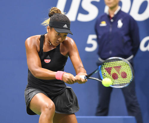 Ｓ・ウィリアムズとの女子シングルス決勝でリターンする大坂（撮影・菅敏）