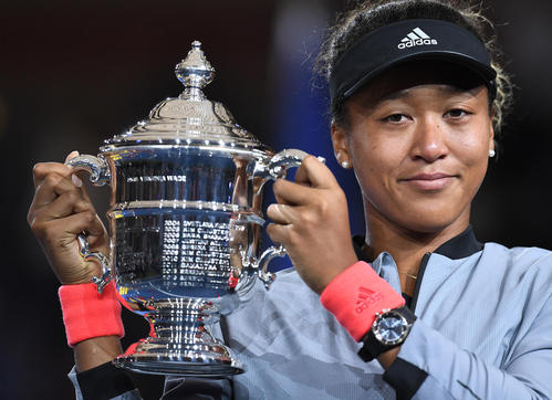 全米オープンを制覇し、優勝トロフィーを笑顔で手にする大坂（撮影・菅敏）