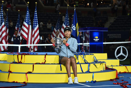 全米オープンを制し、笑顔で優勝トロフィーを手にする大坂（撮影・菅敏）