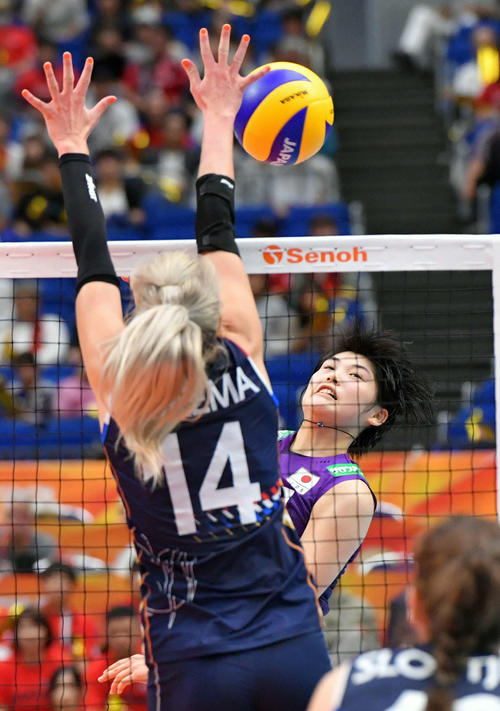 日本対オランダ　第2セット、スパイクを放つ黒後（撮影・滝沢徹郎）