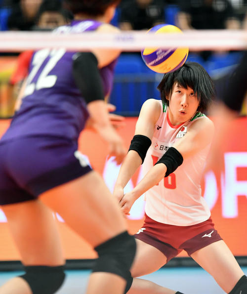 日本対オランダ　第3セット、レシーブを受ける小幡（撮影・滝沢徹郎）