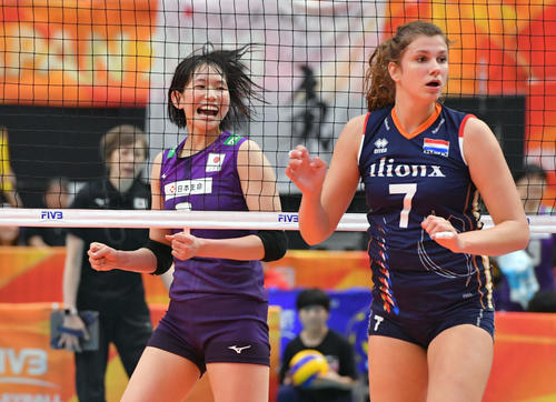 日本対オランダ　第3セット、スパイクを決め喜ぶ古賀（撮影・滝沢徹郎）