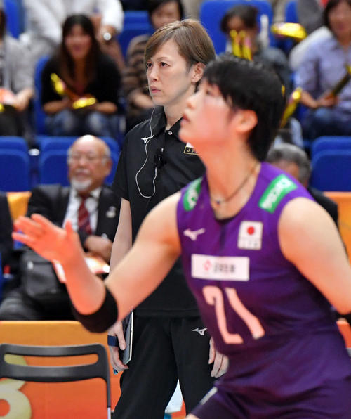 日本対オランダ　戦況に視線を送る中田久美監督（奥）。手前は黒後（撮影・滝沢徹郎）
