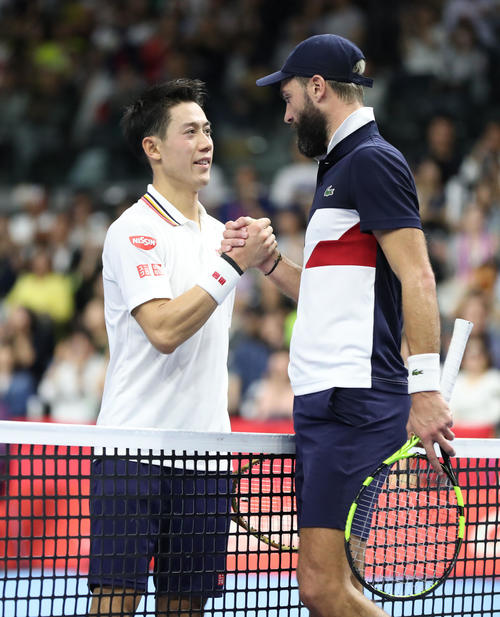 ペール(右)にストレート勝ちし、健闘をたたえ合う錦織(撮影・林敏行)