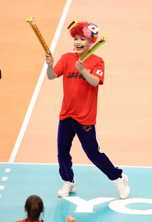 日本対ドイツ 試合前、会場を盛り上げるタレントぺえ(撮影・河野匠)