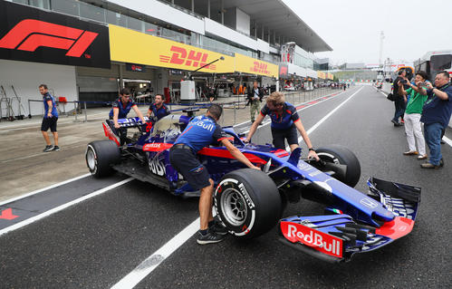 車検を終えてガレージに戻るトロロッソ・ホンダ（撮影・宮崎幸一）