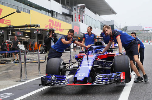F1情報　車検を終えてガレージに戻るトロロッソ・ホンダ（撮影・宮崎幸一）＝2018年10月4日、鈴鹿サーキット