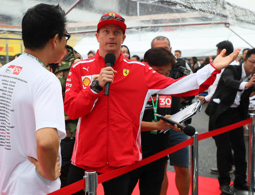 F1情報　ファンの声援に応えるフェラーリのキミ・ライコネン（撮影・宮崎幸一）＝2018年10月4日、鈴鹿サーキット