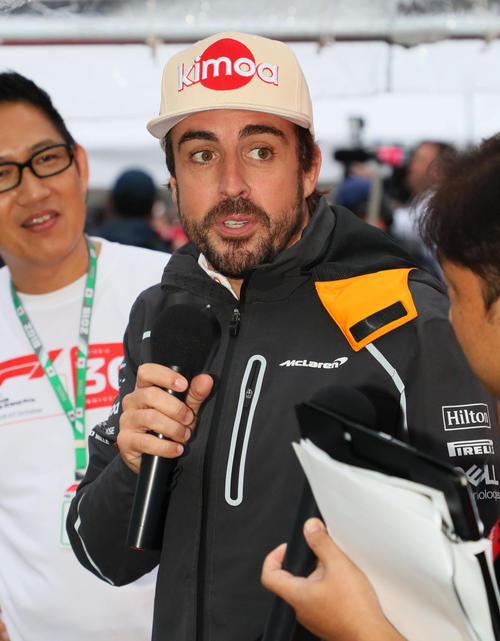 インタビューに応えるマクラーレンのフェルナンド・アロンソ（撮影・宮崎幸一）