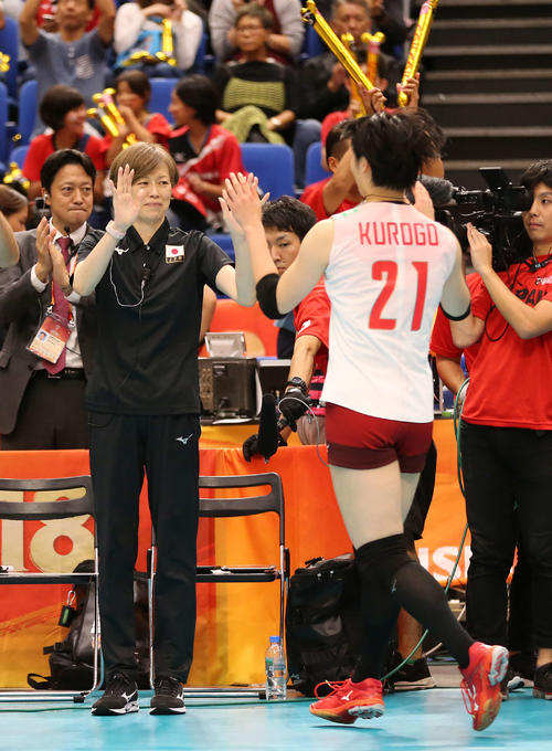 日本対ドイツ ドイツに勝利し、黒後(右)を迎える中田監督(撮影・河野匠)