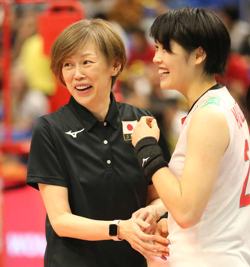 日本対ドイツ 試合後、笑顔を見せる中田監督(左)と黒後(撮影・河野匠)