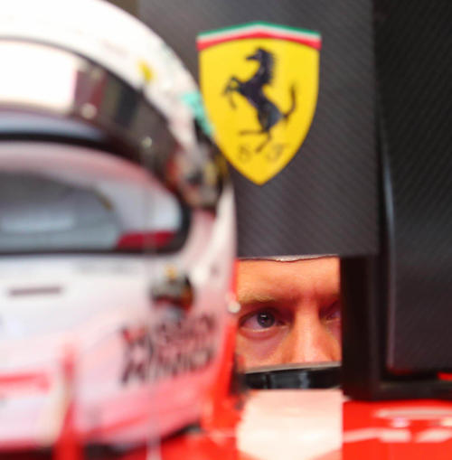 初日を3位につけたフェラーリのセバスチャン・フェテルは、コクピットのモニターから目だけのぞかせる（撮影・宮崎幸一）