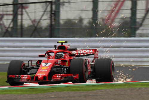 1回目のフリー走行で派手に火花を散らしたフェラーリのキミ・ライコネン（撮影・宮崎幸一）
