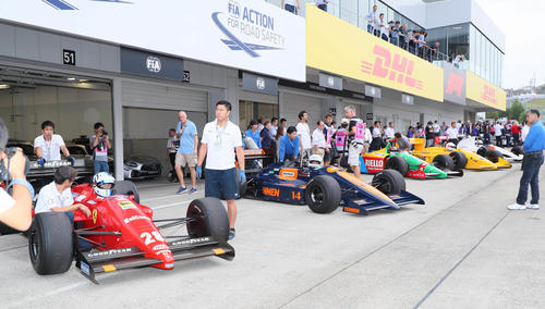 鈴鹿F1の30周年イベントでレジェンドF1が10台走行。けた違いの迫力サウンドを響かせた（撮影・宮崎幸一）