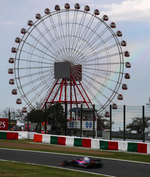 トロロッソ・ホンダの予選6・7番手を祝う様に観覧車に虹が架かる撮影・宮崎幸一）