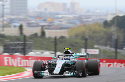 予選2番手となったメルセデスのバルテリ・ボッタスは鈴鹿市街をバックに快走する（撮影・宮崎幸一）