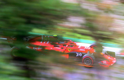 木々の中を駆け抜けるフェラーリのキミ・ライコネンは予選4位となる（撮影・宮崎幸一）