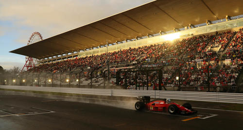 夕方の太陽がスタンドに反射を浴びたフェラーリF187（1987年）はレインタイヤをはいて水煙をたてて轟音を響かせた（撮影・宮崎幸一）