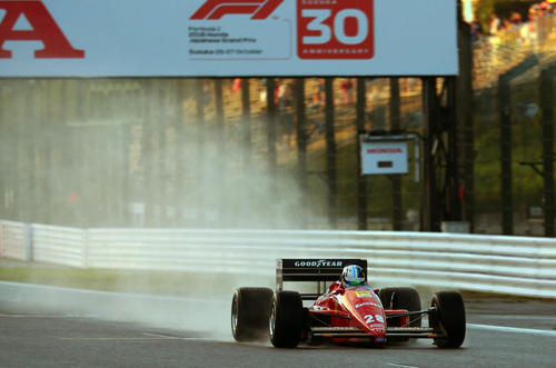 夕方の太陽がスタンドに反射を浴びたフェラーリF187（1987年）はレインタイヤをはいて水煙をたてて轟音を響かせた（撮影・宮崎幸一）