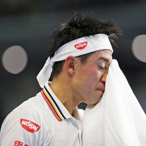 第２セット、ポイントを落として汗をぬぐう錦織（撮影・林敏行）
