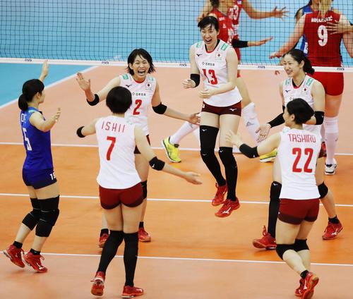 第2セット、ポイントを奪い喜ぶ奥村、古賀ら日本（共同）