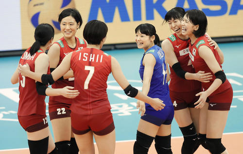 日本対ブラジル　第1セットを奪い、喜ぶ古賀（右端）ら日本（共同）