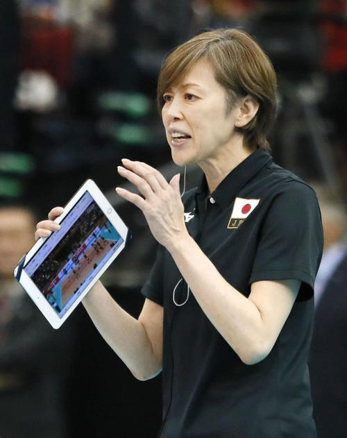 第4セット、選手に指示を出す中田監督（共同）