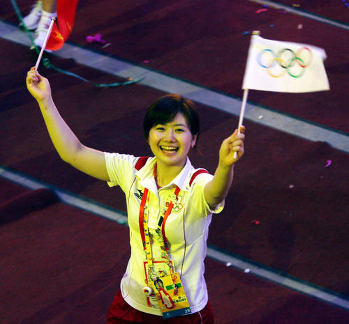 08年8月、北京五輪閉会式で笑顔で手を振る福原