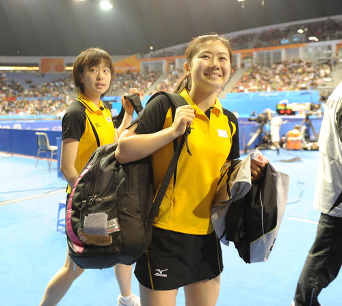 10年11月、広州アジア大会の卓球女子ダブルス準決勝で中国ペアにストレート負けしたものの3位と健闘した石川（左）と福原組