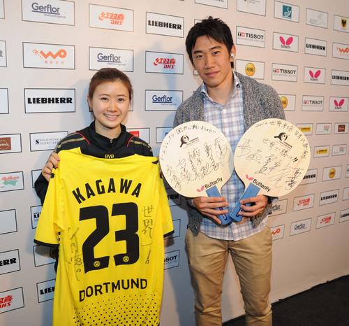 12年3月、世界選手権でドルトムントのユニホームと卓球日本代表のサイン入りラケットを交換し笑顔を見せる福原（左）と香川