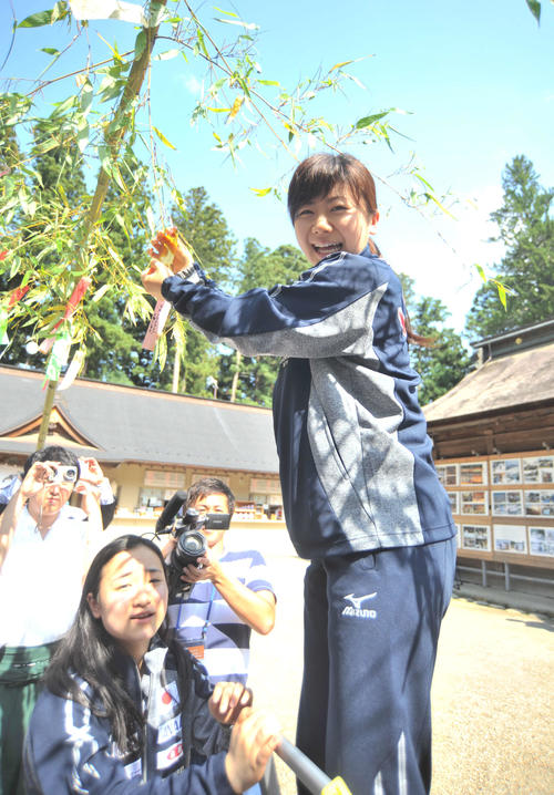 16年7月、卓球ダブルス強化合宿で必勝祈願を行い福原(右)は短冊を吊すが、脚立を押さえる伊藤は不安そうな表情