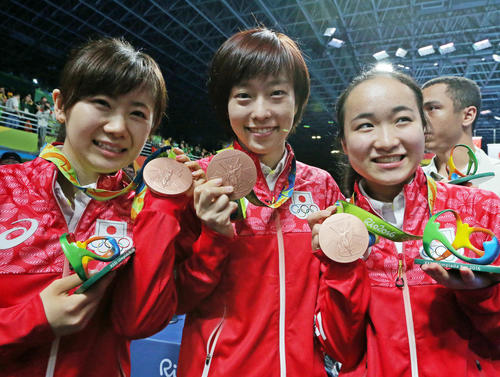 16年8月、リオデジャネイロ五輪の卓球女子団体3位で銅メダルの日本女子の、左から福原、石川、伊藤はメダルを手に笑顔を見せる
