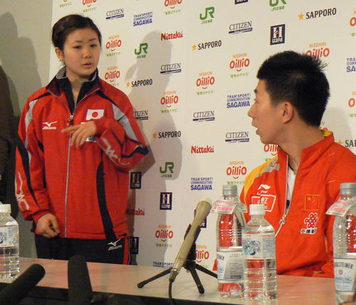 08年3月、アジア杯で福原（左）は得意の中国語を駆使して、男子優勝の馬龍の会見で通訳を務めた