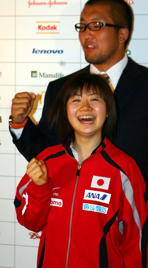 北京五輪日本選手団旗手・主将会見 五輪代表の旗手を務める福原愛(手前)は主将の鈴木桂治とともに笑顔でガッツポーズ (2008年6月9日撮影)