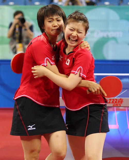08年8月、北京五輪卓球女子団体敗者復活2回戦戦香港のダブルスでフルセットの末に勝利した福原(右)と平野
