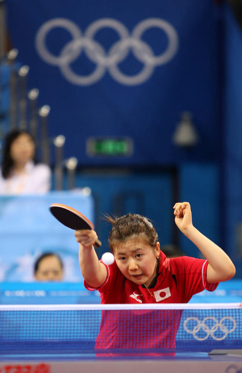 08年8月、北京五輪卓球女子団体敗者復活2回戦の香港戦でシングルスでリターンする福原