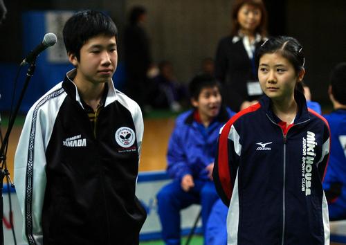 04年1月、全日本選手権男子ジュニアで優勝した水谷隼(左)と女子ジュニア優勝の福原