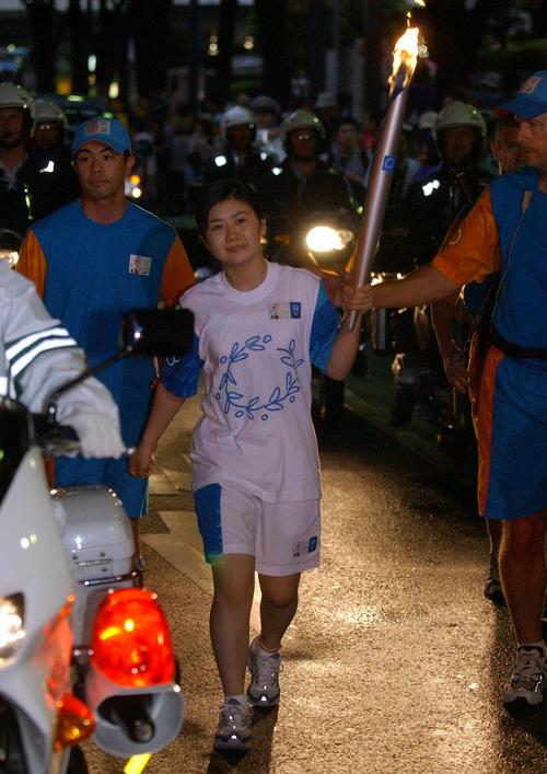 04年6月、アテネ五輪の聖火リレーを務める