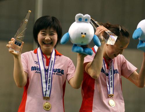 05年1月、全日本卓球選手権女子ダブルス決勝 3連覇を果たした福原愛(左)、小西杏(右)