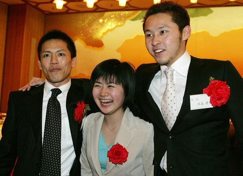 05年1月、日本スポーツ大賞受賞パーティーで笑顔を見せる左から柔道野村忠宏、卓球福原愛、水泳北島康介