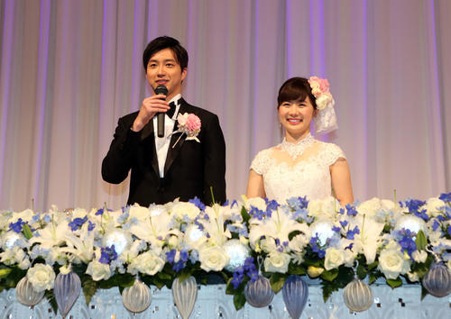 17年2月、結婚披露宴であいさつする江宏傑と福原